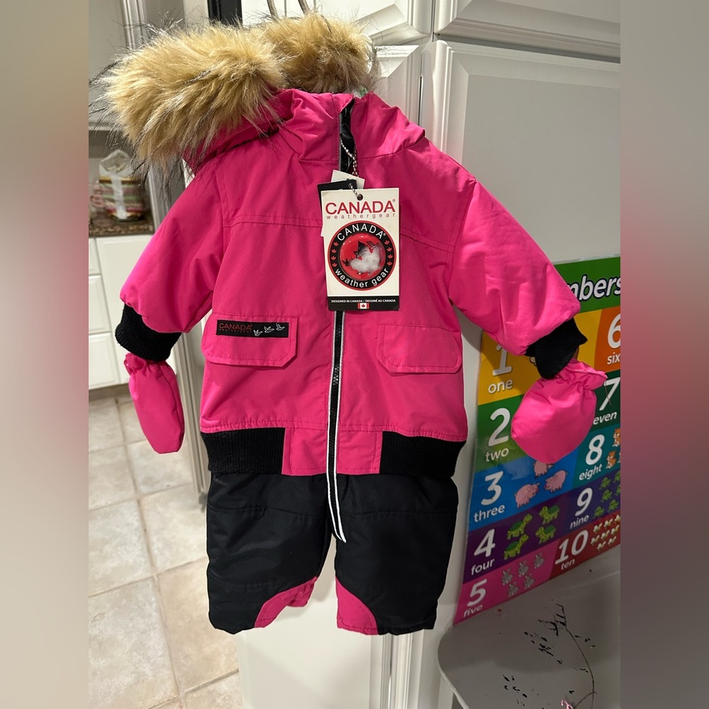 NWT Canada Weather-gear Infant Snowsuit 6/9 months.
New with Tag. Never Worn.